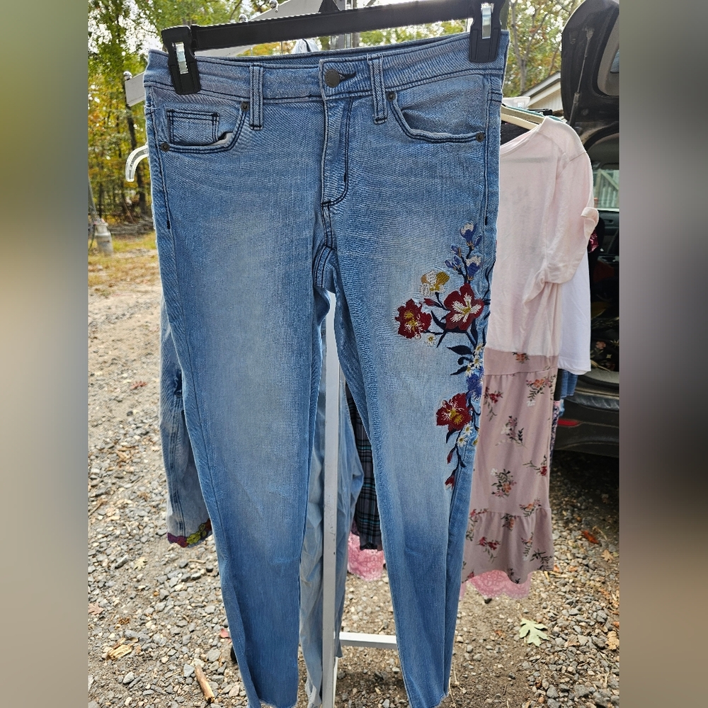 Universal Threads Floral Embroidered Jeans 2
